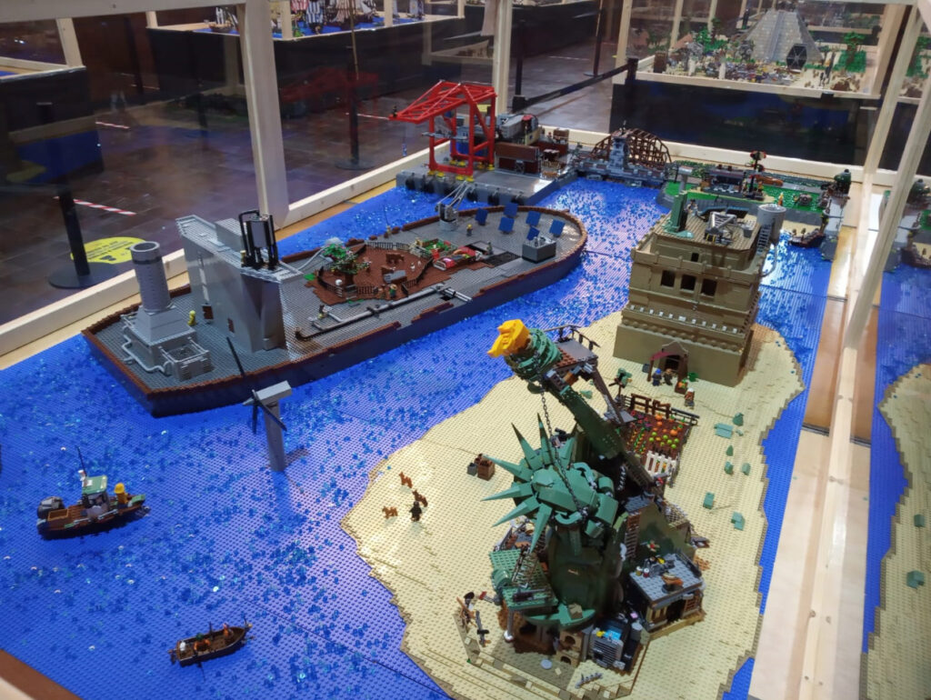 Zona portuaria Lego de la isla Libertad en un futuro sin recursos energéticos con la estatua de la libertad semidestruida