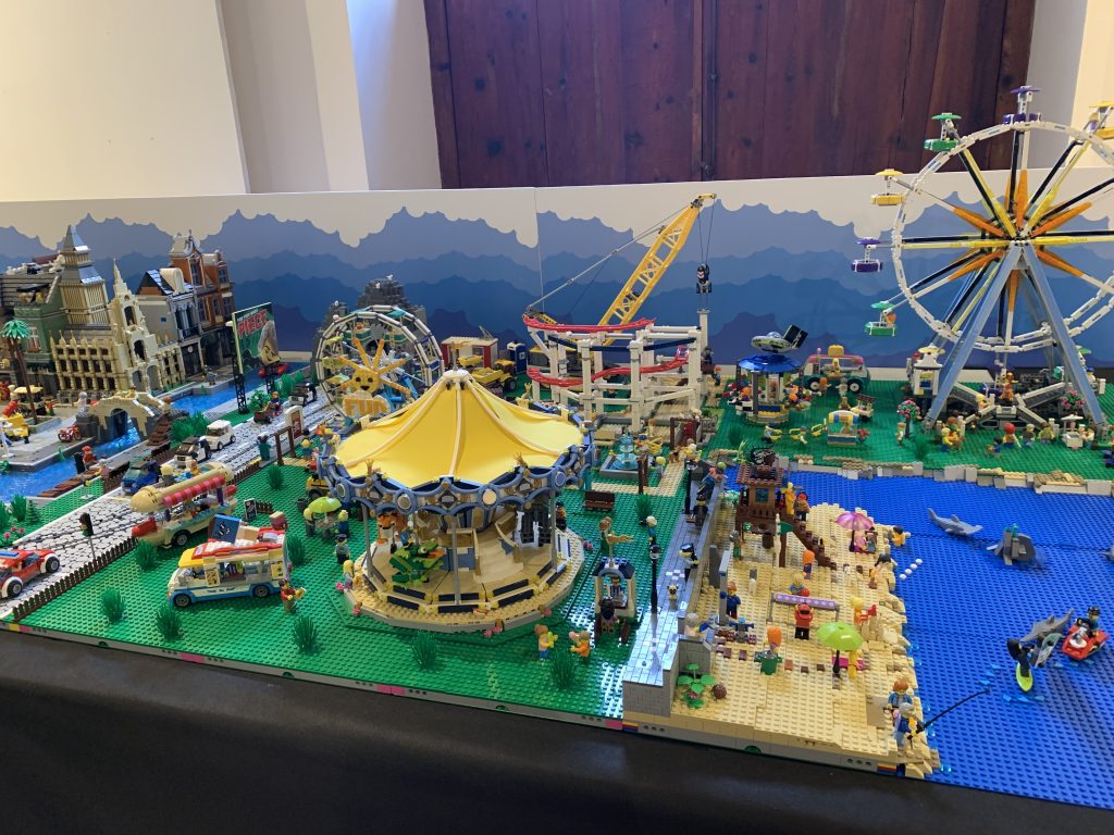 sala 2 de la Exposición Lego Alaquàs 2021  mesas  MILS